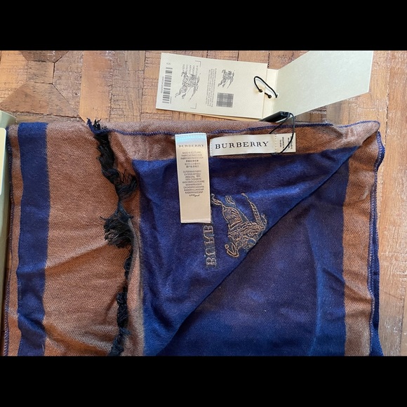 100% cashmere Burberry scarf. Still in box, tags still on - Picture 2 of 4